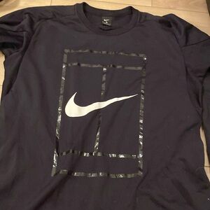 Mens adult XL long sleeve nike shirt with pockets on the back